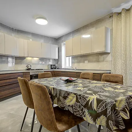 Cosy 3br With Backyard In Of By 360 Estates