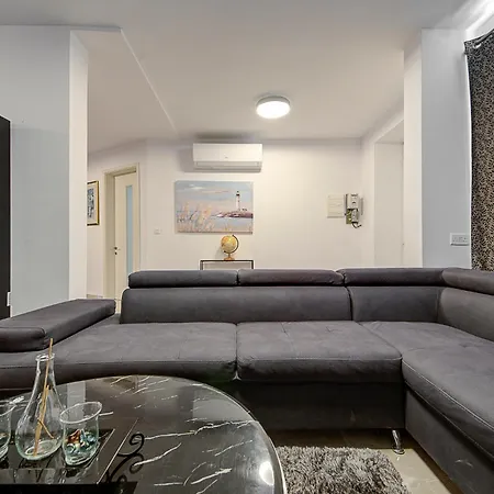 Cosy 3br With Backyard In Of By 360 Estates