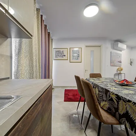 Cosy 3br With Backyard In Of By 360 Estates グジラ