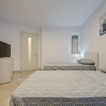 アパート Cosy 3br With Backyard In Of By 360 Estates グジラ
