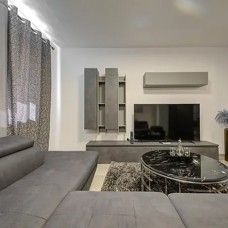 Apartment Cosy 3br With Backyard In Of By 360 Estates *