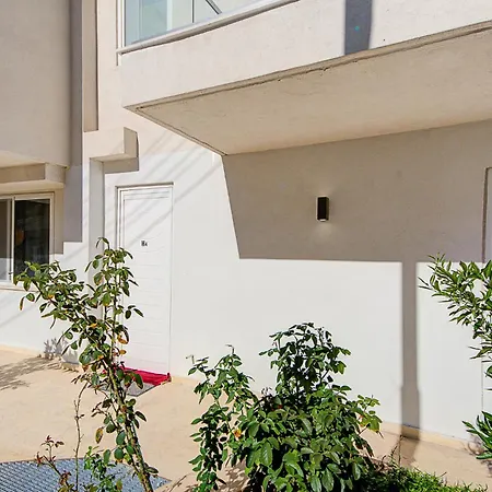 Cosy 3br With Backyard In Of By 360 Estates