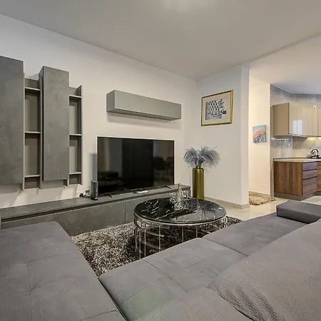Cosy 3br With Backyard In Of By 360 Estates