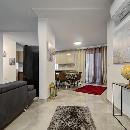 Cosy 3br With Backyard In Of By 360 Estates
