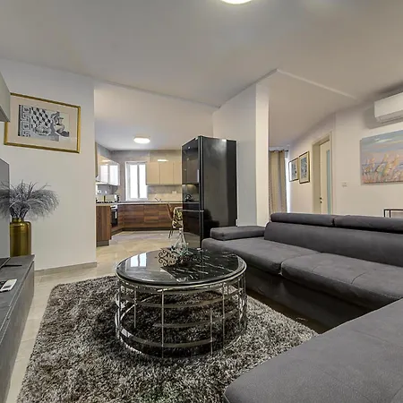 Apartment Cosy 3br With Backyard In Of By 360 Estates *
